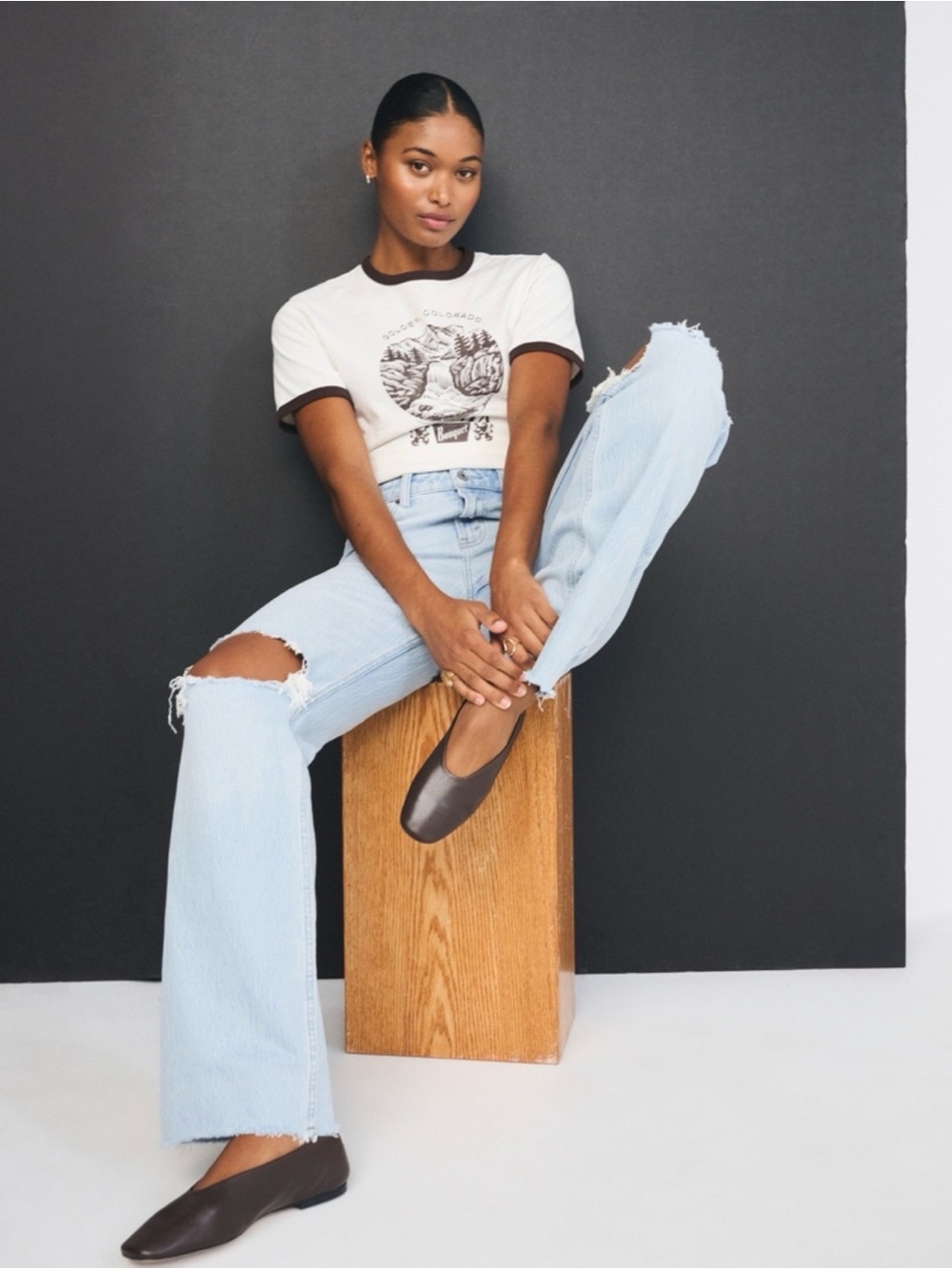 Abercrombie High Rise 90s Relaxed Jeans in Knee Rip - Picture 3 of 8